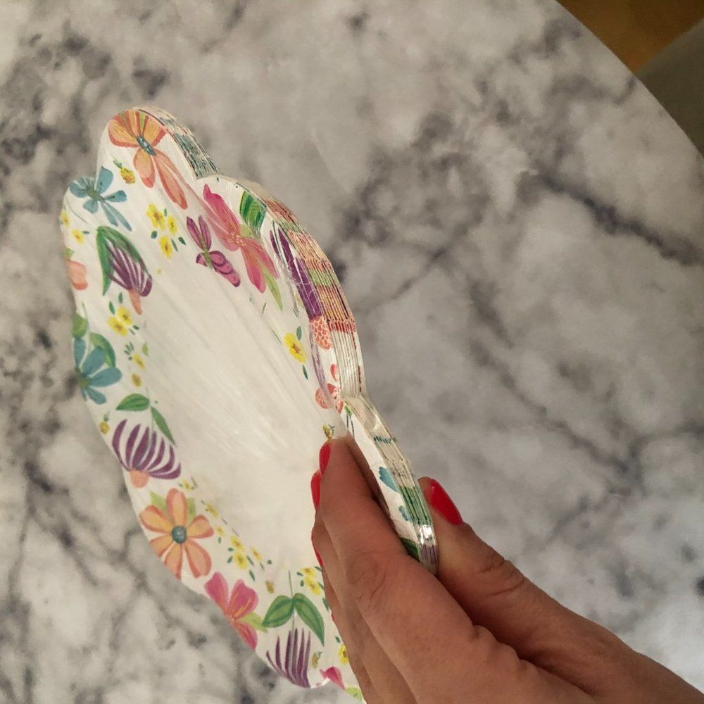 Set of 14 Disposible Flower Pattern Paper Plates - Picture 2 of 5